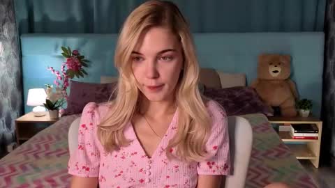 Snapshot of bella_stewartt chatting on 1, 12, 2025 Bella online show from 1, 12, 2025