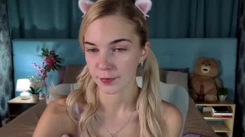 Snapshot of bella_stewartt chatting on 1, 12, 2025 Bella online show from 1, 12, 2025