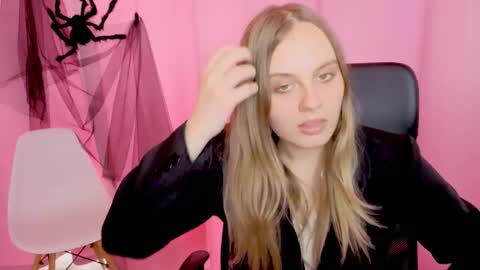 Snapshot of bella_swonn_ chatting on 24, 11, 2025 Bella online show from 24, 11, 2025