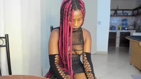 Snapshot of bella_thequeen chatting on 4, 2, 2025 Bella sweetpea online show from 4, 2, 2025