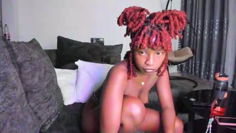 Snapshot of bella_thequeen chatting on 11, 10, 2025 Bella sweetpea online show from 11, 10, 2025