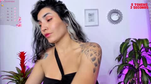 Snapshot of bella_thorne3 chatting on 8, 1, 2025 Bella online show from 8, 1, 2025