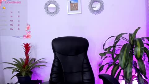 Snapshot of bella_thorne3 chatting on 8, 2, 2025 Bella online show from 8, 2, 2025