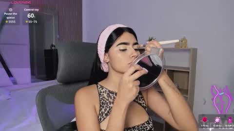 bellaastorm online show from 28, 9, 2025