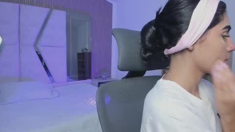 bellaastorm online show from 2, 10, 2025