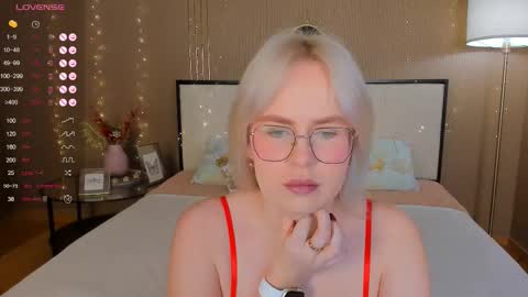 Bella online show from 5, 12, 2025