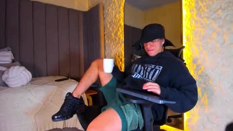 Snapshot of benjamin_more chatting on 18, 12, 2025 BENJAMIN online show from 18, 12, 2025