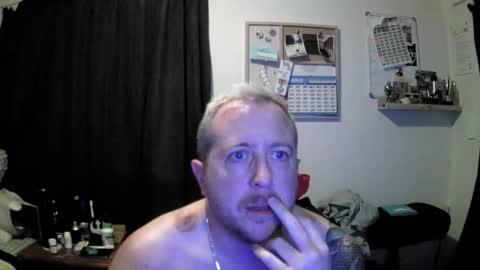 Snapshot of benjohny10 chatting on 18, 12, 2025 benzguy online show from 18, 12, 2025