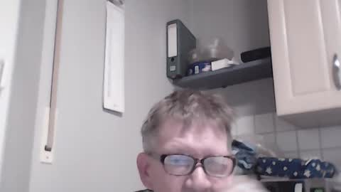 Snapshot of bernie6004 chatting on 19, 6, 2026 bernie6004 online show from 19, 6, 2026