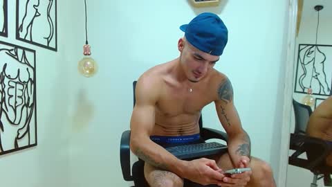 Snapshot of big_valentinhunk chatting on 5, 12, 2025 Big valentinHunk online show from 5, 12, 2025