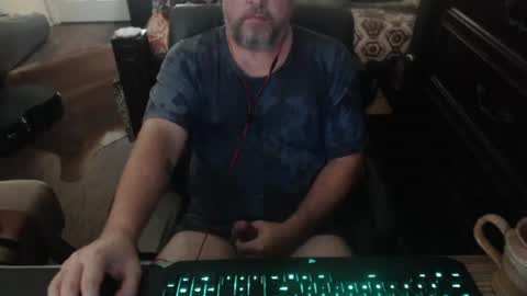 Snapshot of bighugmugg chatting on 4, 10, 2025 bighugmugg online show from 4, 10, 2025