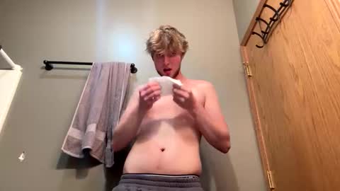 Snapshot of bigskinnyboyshh chatting on 13, 5, 2026 bigskinnyboyshh online show from 13, 5, 2026