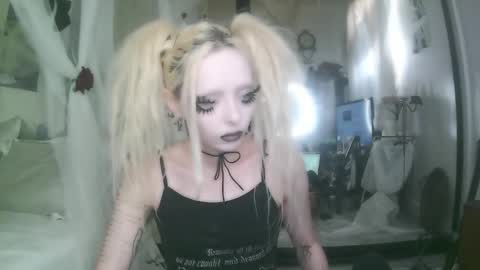 vampire fang  online show from 17, 12, 2025