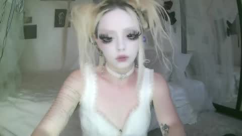 Snapshot of bl0odsyring3 chatting on 8, 4, 2026 vampire fang online show from 8, 4, 2026