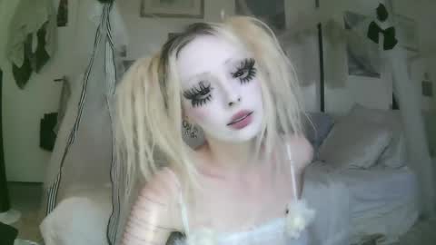 Snapshot of bl0odsyring3 chatting on 20, 4, 2026 vampire fang online show from 20, 4, 2026