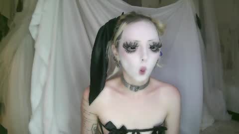 Snapshot of bl0odsyring3 chatting on 21, 4, 2026 vampire fang online show from 21, 4, 2026