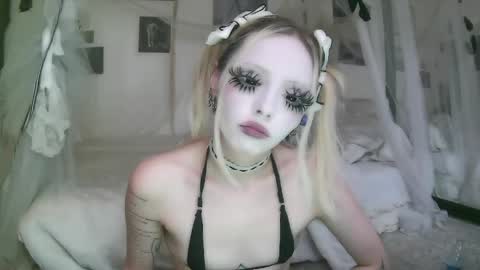 Snapshot of bl0odsyring3 chatting on 14, 5, 2026 vampire fang online show from 14, 5, 2026