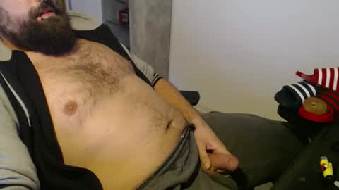 Snapshot of black_beard_slides chatting on 24, 11, 2025 black_beard_slides online show from 24, 11, 2025