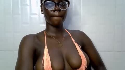 Snapshot of black_petitqueen12 chatting on 8, 11, 2025 BLACK online show from 8, 11, 2025