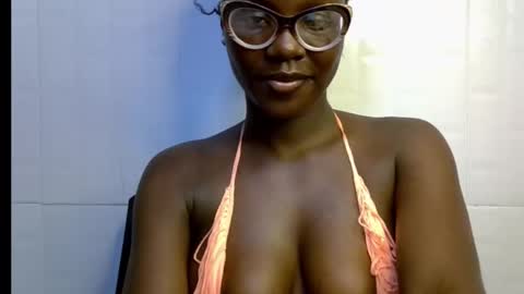 Snapshot of black_petitqueen12 chatting on 20, 11, 2025 BLACK online show from 20, 11, 2025
