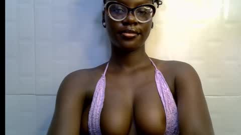 Snapshot of black_petitqueen12 chatting on 23, 11, 2025 BLACK online show from 23, 11, 2025