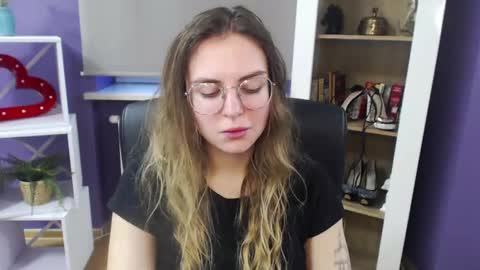 Z O E Y online show from 9, 1, 2025