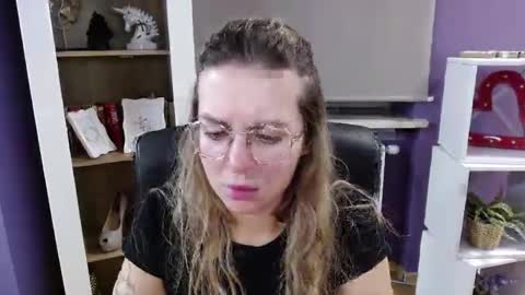 Z O E Y online show from 7, 10, 2025