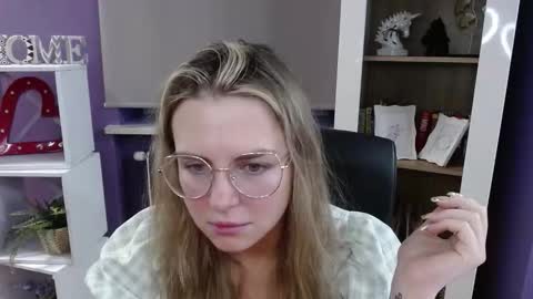 Z O E Y online show from 12, 11, 2025