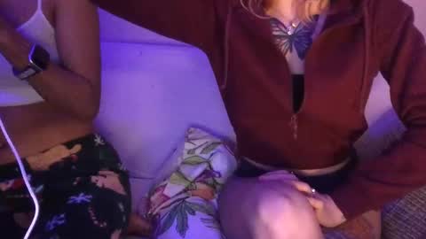 Snapshot of blaze2girls chatting on 6, 12, 2024 2girls1blunt online show from 6, 12, 2024