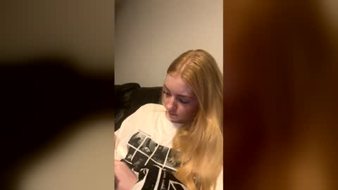 Snapshot of bleurosexx chatting on 25, 4, 2026 bleurosexx online show from 25, 4, 2026