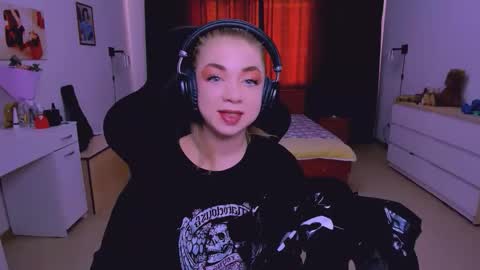 Snapshot of blinkofeyess chatting on 8, 10, 2025 Nicole online show from 8, 10, 2025