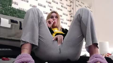 blonddaiana23 online show from 18, 1, 2025