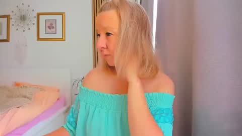 Nicole online show from 24, 2, 2025