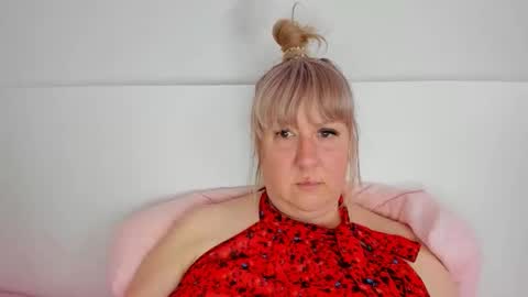 Snapshot of blonde_angel20 chatting on 29, 4, 2026 Nicole online show from 29, 4, 2026