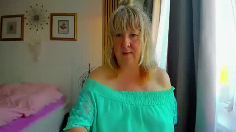 Snapshot of blonde_angel20 chatting on 24, 5, 2026 Nicole online show from 24, 5, 2026