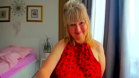 Snapshot of blonde_angel20 chatting on 27, 5, 2026 Nicole online show from 27, 5, 2026
