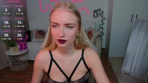 Snapshot of blonde_vibe chatting on 30, 4, 2026 Nessa online show from 30, 4, 2026