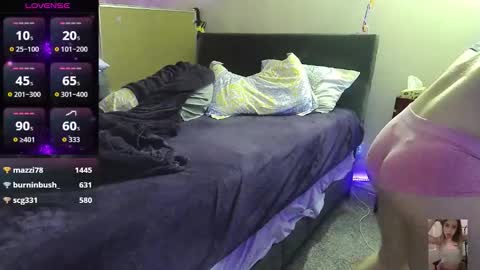 Snapshot of blondiebubblebooty chatting on 8, 11, 2025 Bubbles online show from 8, 11, 2025