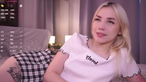 Snapshot of blue_bow chatting on 19, 12, 2025 Adeline online show from 19, 12, 2025