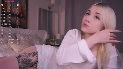 Snapshot of blue_bow chatting on 20, 12, 2025 Adeline online show from 20, 12, 2025