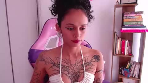 Snapshot of bluee_v chatting on 8, 2, 2026 Im Abril .. Nice to meet you thumb up me please its important INDEPENDENT MODEL online show from 8, 2, 2026