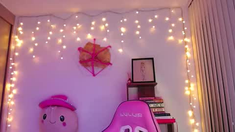 Snapshot of bluee_v chatting on 24, 3, 2026 Im Abril .. Nice to meet you thumb up me please its important INDEPENDENT MODEL online show from 24, 3, 2026