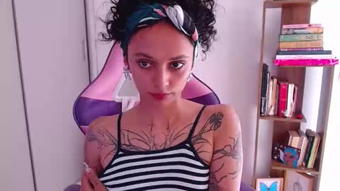 Snapshot of bluee_v chatting on 24, 3, 2026 Im Abril .. Nice to meet you thumb up me please its important INDEPENDENT MODEL online show from 24, 3, 2026