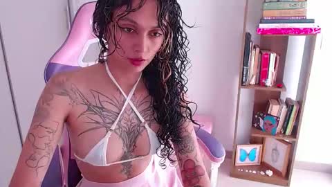 Snapshot of bluee_v chatting on 6, 4, 2026 Im Abril .. Nice to meet you thumb up me please its important INDEPENDENT MODEL online show from 6, 4, 2026
