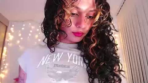 Snapshot of bluee_v chatting on 28, 4, 2026 Im Abril .. Nice to meet you thumb up me please its important INDEPENDENT MODEL online show from 28, 4, 2026