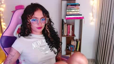 Snapshot of bluee_v chatting on 28, 4, 2026 Im Abril .. Nice to meet you thumb up me please its important INDEPENDENT MODEL online show from 28, 4, 2026