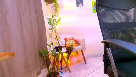 Snapshot of blueflora chatting on 17, 4, 2026 FLORAA online show from 17, 4, 2026