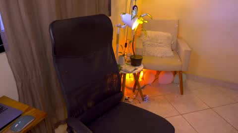 Snapshot of blueflora chatting on 7, 5, 2026 FLORAA online show from 7, 5, 2026