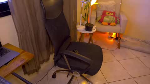 Snapshot of blueflora chatting on 28, 5, 2026 FLORAA online show from 28, 5, 2026