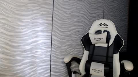 Snapshot of bonny_klyde95 chatting on 4, 10, 2025 bonny_klyde95 online show from 4, 10, 2025